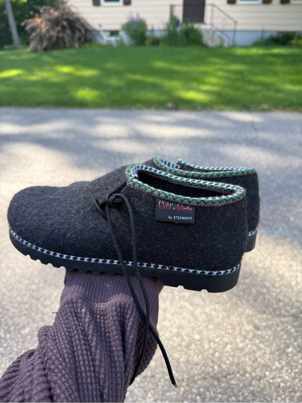Women’s wild and wooly clogs size 9